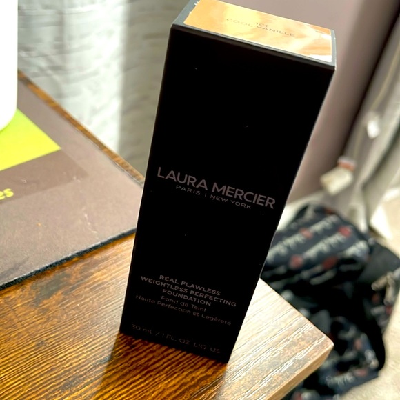Laura Mercier, real flawless, weightless, perfection foundation - Picture 1 of 3